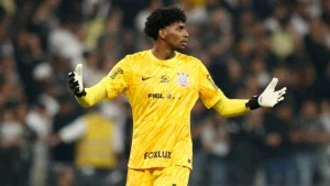 Corinthians pode pagar mais uma multa ao Flamengo para manter Hugo Souza na Copa do Brasil 