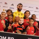 Gabigol celebra o Dia das Crianças em “coletivinha” com pequenos torcedores e responde perguntas