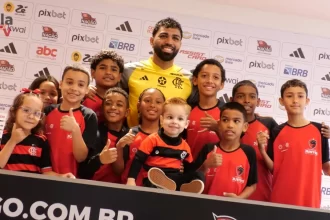 Gabigol celebra o Dia das Crianças em “coletivinha” com pequenos torcedores e responde perguntas