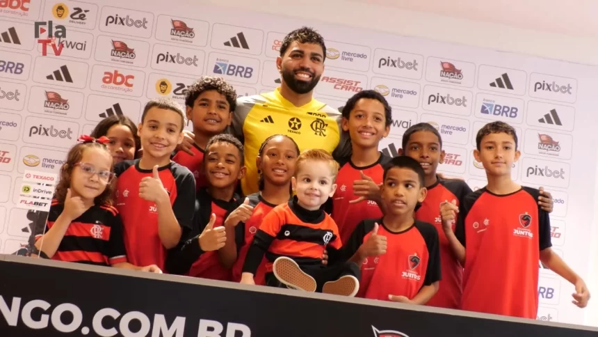 Gabigol celebra o Dia das Crianças em “coletivinha” com pequenos torcedores e responde perguntas