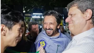 Ricardo Nunes comemora ida ao 2° turno ao lado de Tarcísio de Freitas