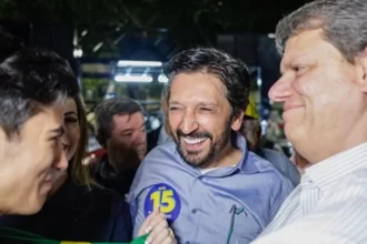 Ricardo Nunes comemora ida ao segundo turno ao lado de Tarcisio Gomes