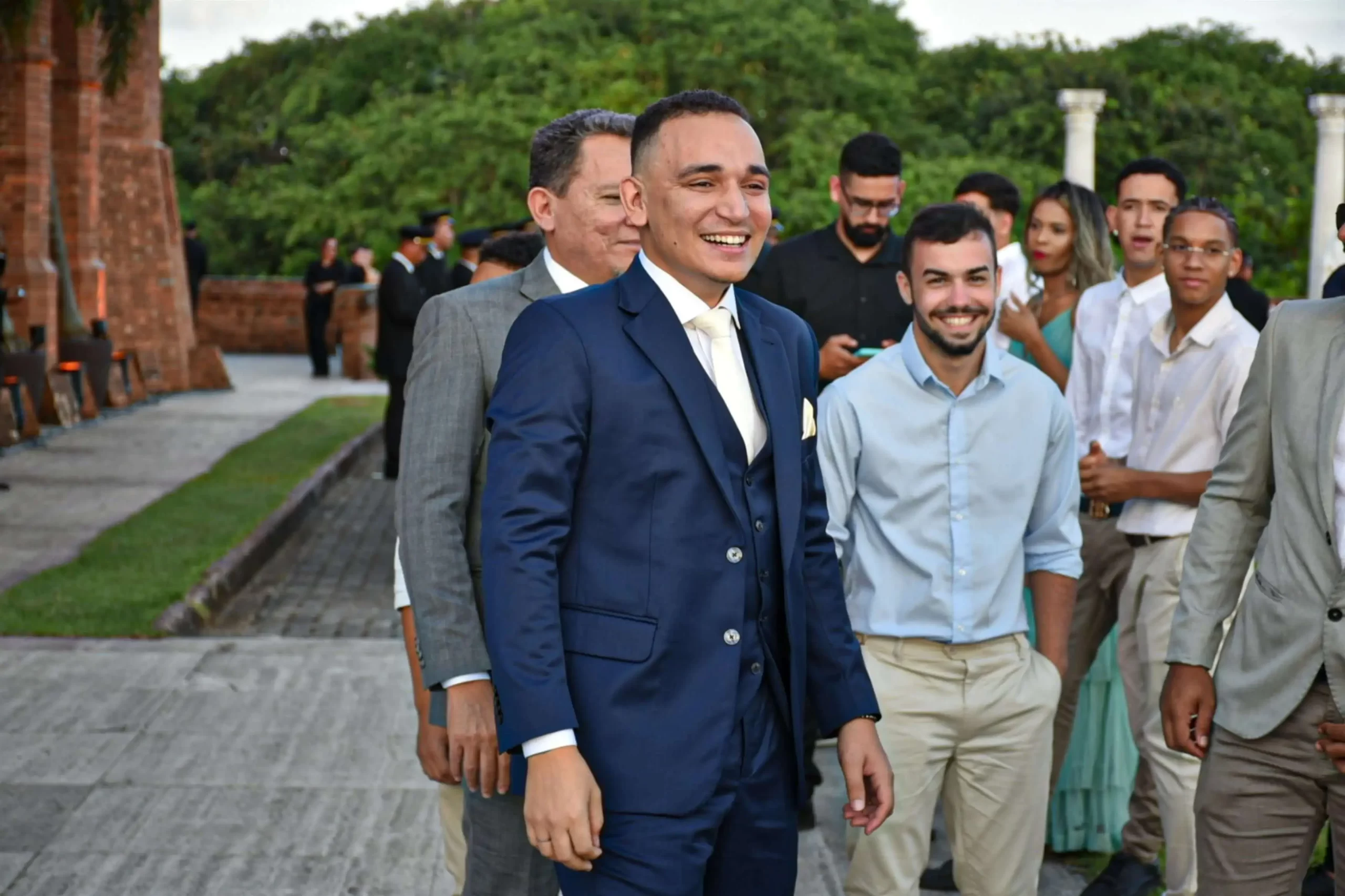 João Gomes se casa com terno azul-marinho