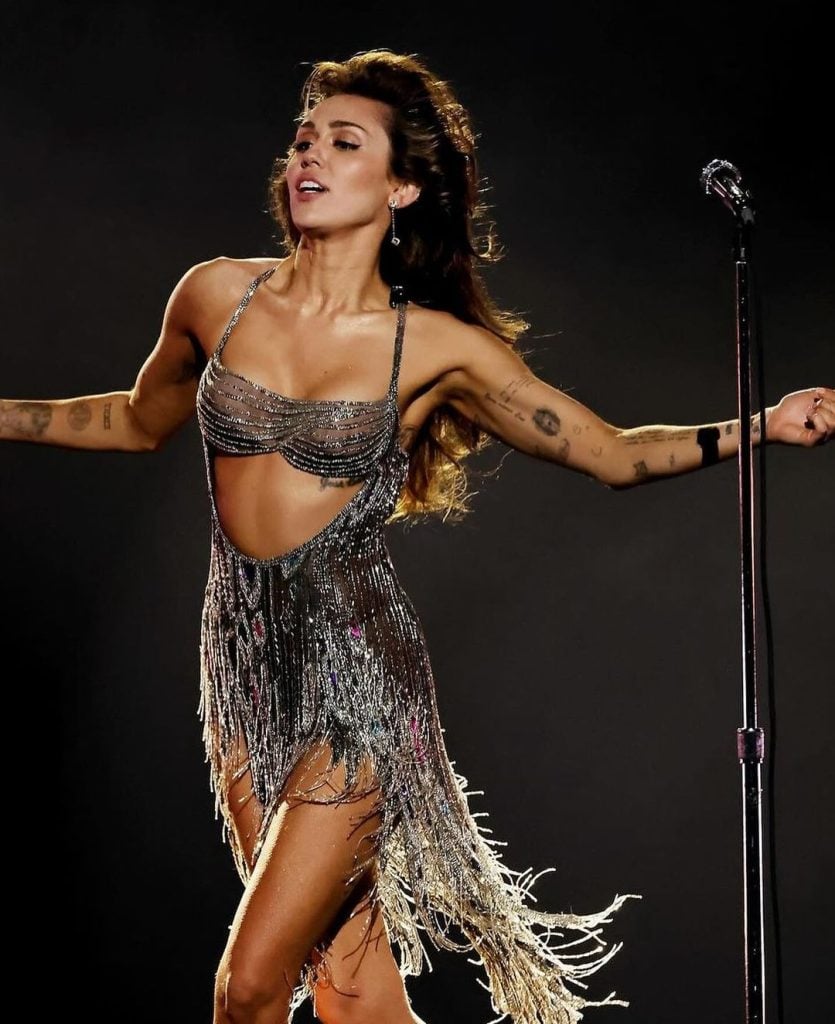 Miley Cyrus com vestido feito Bob Mackie