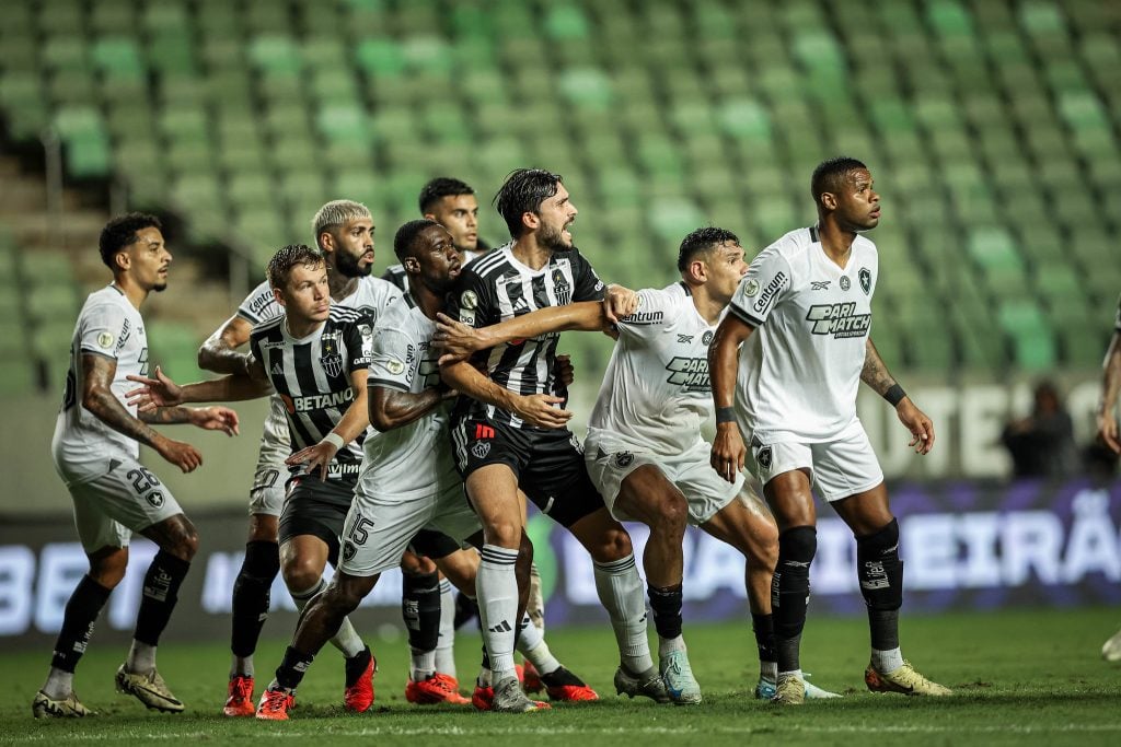 Jogadores de Atlético e Botafogo