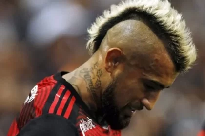 Foto destaque: Vidal, pelo Flamengo (Foto: Reprodução/Gilvan de Souza/Flamengo)