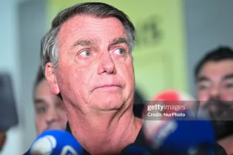 Bolsonaro concede entrevista à imprensa em aeroporto