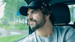 Caio Castro é flagrado comprando tênis falsificado na China