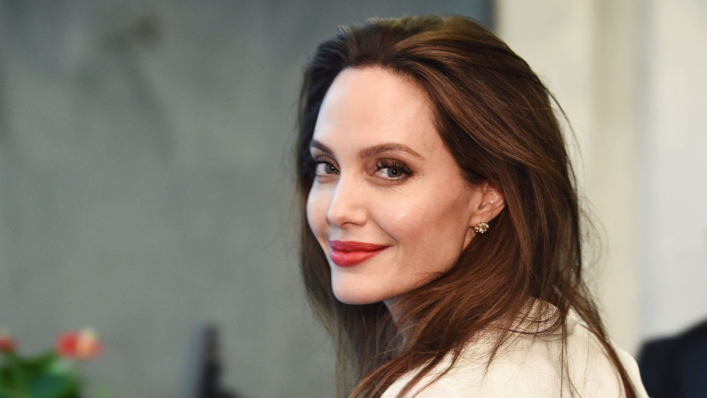 Em entrevista, Angelina Jolie afirma que seus filhos não desejam estar nos holofotes