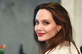 Foto destaque: Angelina Jolie (reprodução/theunionjournal)