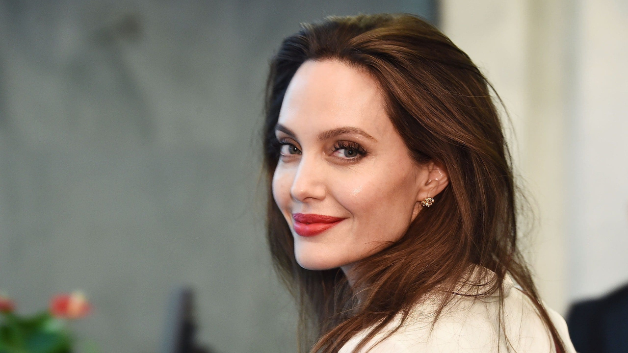 Foto destaque: Angelina Jolie (reprodução/theunionjournal)