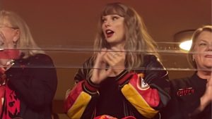 Taylor Swift usa bota de R$ 13 mil reais para assistir jogo de Travis Kelce