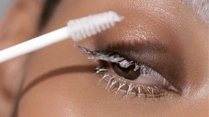 Primer para cílios: conheça o segredo para fios volumosos
