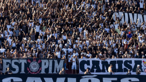 Corinthians vence o Vitória e se aproxima do topo da tabela