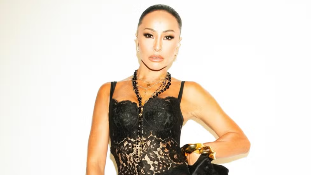 Sabrina Sato rouba a cena com look fashion e ousado em festa da Dolce & Gabbana