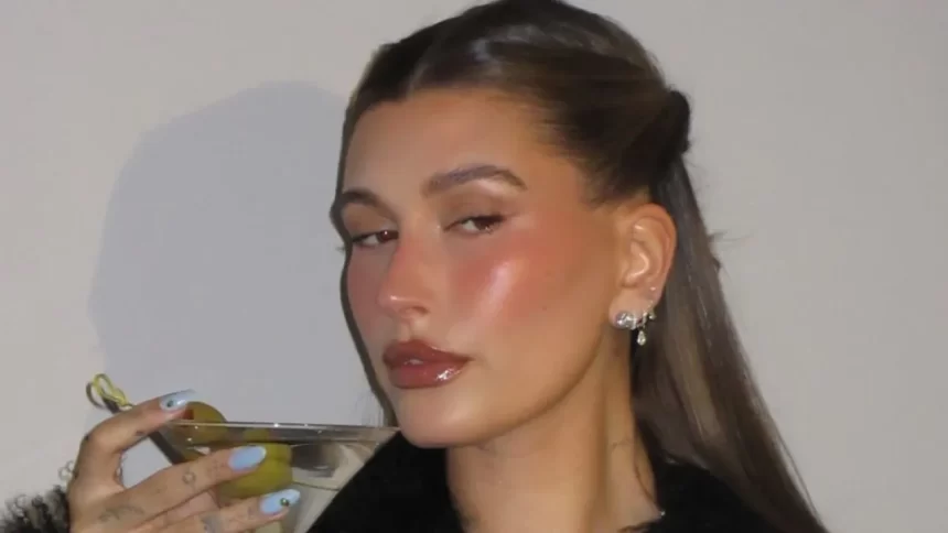 Hailey Bieber ganha “vale night” e comemora aniversário