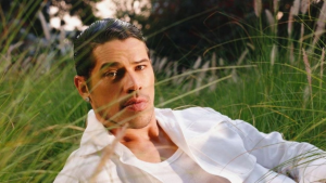 José Loreto explica beijo em Luisa Arraes “foi só um estalinho”