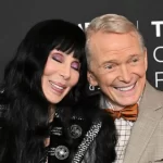 Cher com Bob Mackie em premiação