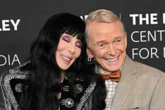 Cher com Bob Mackie em premiação