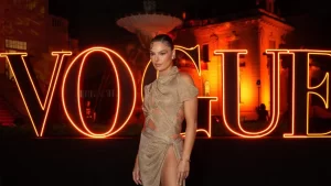 Com look dourado, Isis Valverde encanta no gala de “Día de Muertos” da Vogue Brasil