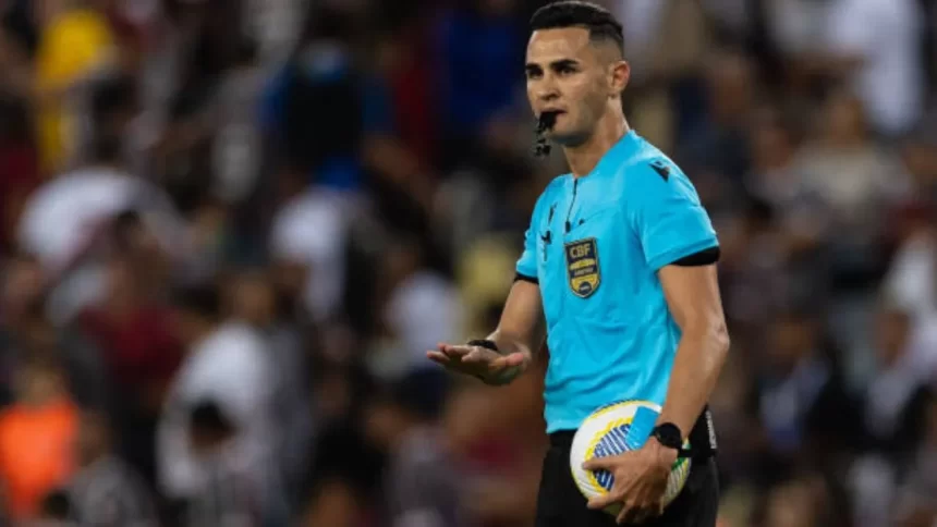 Arbitrando apitando jogo do campeonato brasileiro