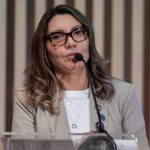 Esposa do presidente do Brasil discursando em G20 no Rio de Janeiro