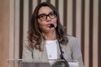 Esposa do presidente do Brasil discursando em G20 no Rio de Janeiro