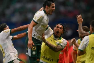 Foto dos jogadores do Palmeiras comemorando gol no jogo contra o Bahia