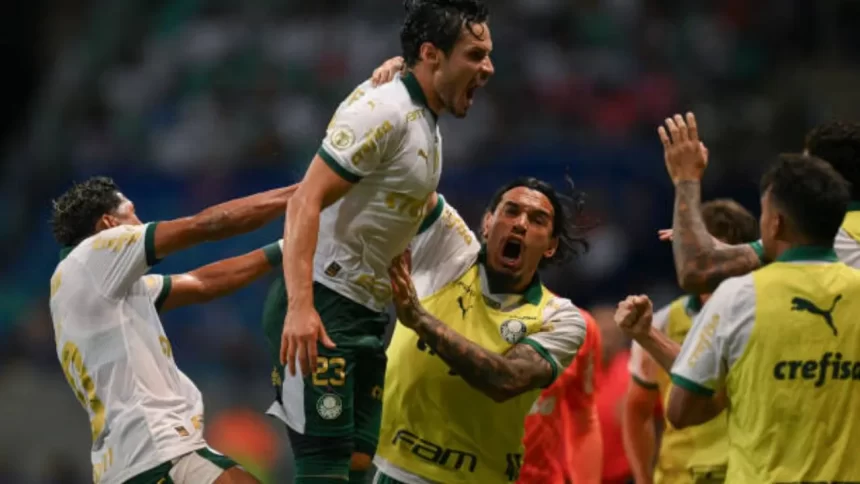 Foto dos jogadores do Palmeiras comemorando gol no jogo contra o Bahia