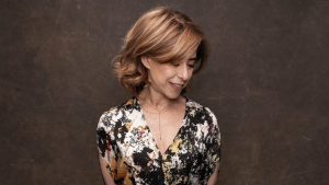 Fernanda Torres brilha com grifes de luxo na campanha de “Ainda Estou Aqui”