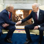 "onald Trump e Joe Biden apertam as mãos durante uma reunião formal em um ambiente elegante, com uma lareira acesa ao fundo