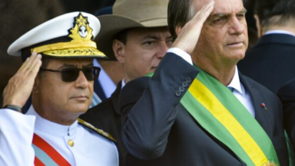 Ex-presidente Bolsonaro e Almir Garnier, comandante da Marinha durante o seu governo. (Foto: Reprodução/Gazeta do Povo