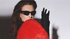 Beatriz Reis reflete sobre autenticidade ao exibir look ousado nas redes