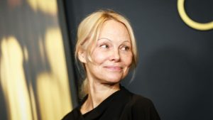 Pamela Anderson celebra beleza natural ao aparecer sem maquiagem em premiação