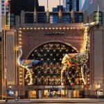 Fachada da nova loja temporária da Louis Vuitton em Nova York, localizada na 6 East 57th Street, com detalhes arquitetônicos modernos e iluminação sofisticada