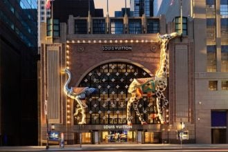 Fachada da nova loja temporária da Louis Vuitton em Nova York, localizada na 6 East 57th Street, com detalhes arquitetônicos modernos e iluminação sofisticada