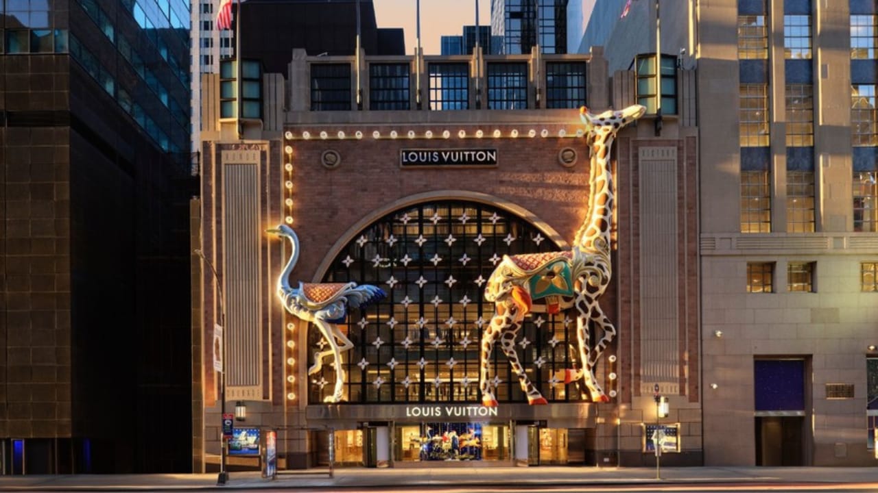 Fachada da nova loja temporária da Louis Vuitton em Nova York, localizada na 6 East 57th Street, com detalhes arquitetônicos modernos e iluminação sofisticada