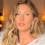 Gisele exibe a barriguinha da terceira gestação.