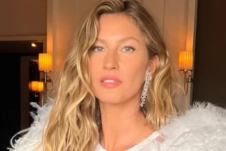 Gisele exibe a barriguinha da terceira gestação.