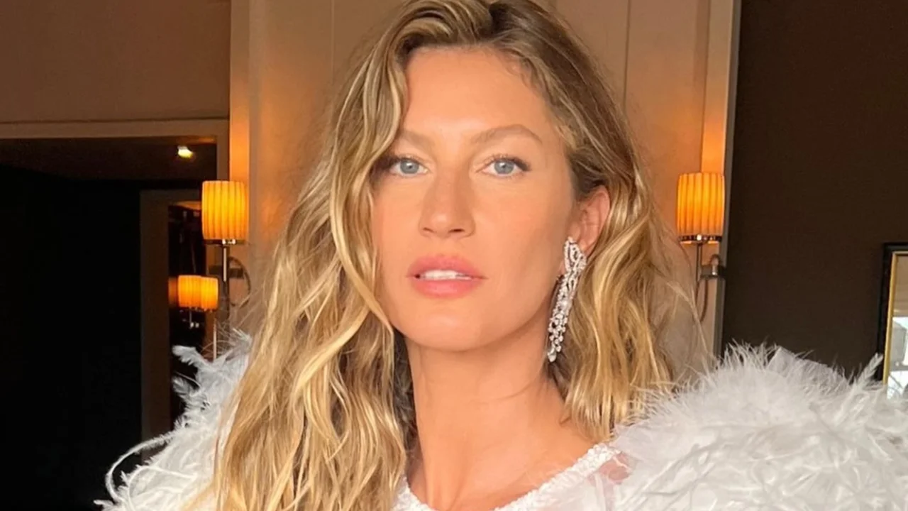 Gisele exibe a barriguinha da terceira gestação.