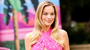 Margot Robbie aparece em público pela primeira vez após nascimento do filho