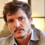 Pedro Pascal aparece com uniforme do Senhor Fantástico em set.