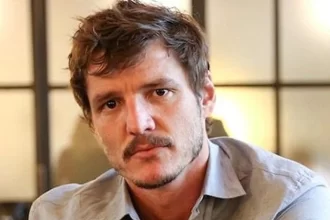 Pedro Pascal aparece com uniforme do Senhor Fantástico em set.