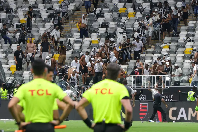 Raphael Claus, árbitro do jogo, observando a confusão na Arena MRV depois da final da Copa do Brasil 