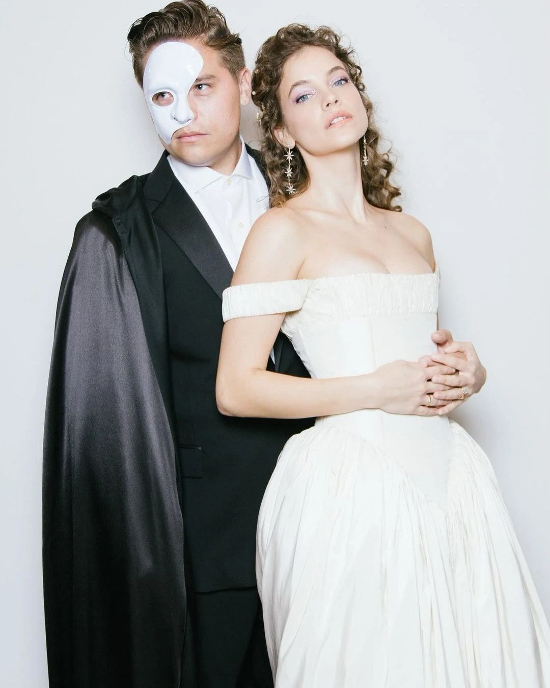 Dylan Sprouse e Barbara Palvin como Erik e Christine Daaé em "O Fantasma da Ópera"