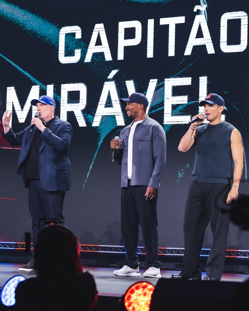 Kevin Feige durante a D23, com Anthony Mackie e Danny Ramirez, estrelas de Capitão América 