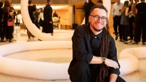 Bvlgari lança coleção de joias artísticas em parceria com Leandro Vigas