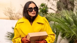 “A Substância”: Trench Coat usado por por Demi Moore rouba a cena