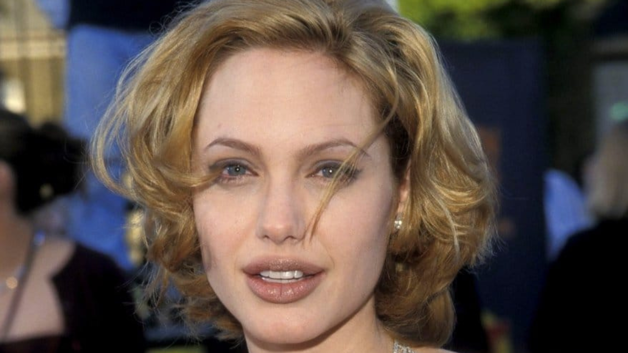 Angelina Jolie volta a ficar loira