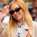 Lindsay Lohan encanta ao exibir look sofisticado